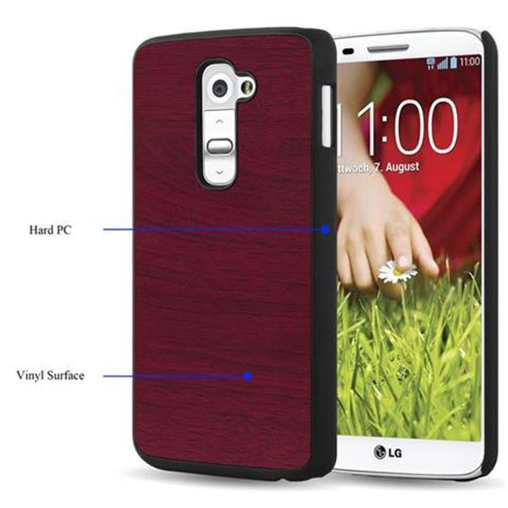 Una cover per telefono rossa scuro con venature di legno accanto a uno smartphone.