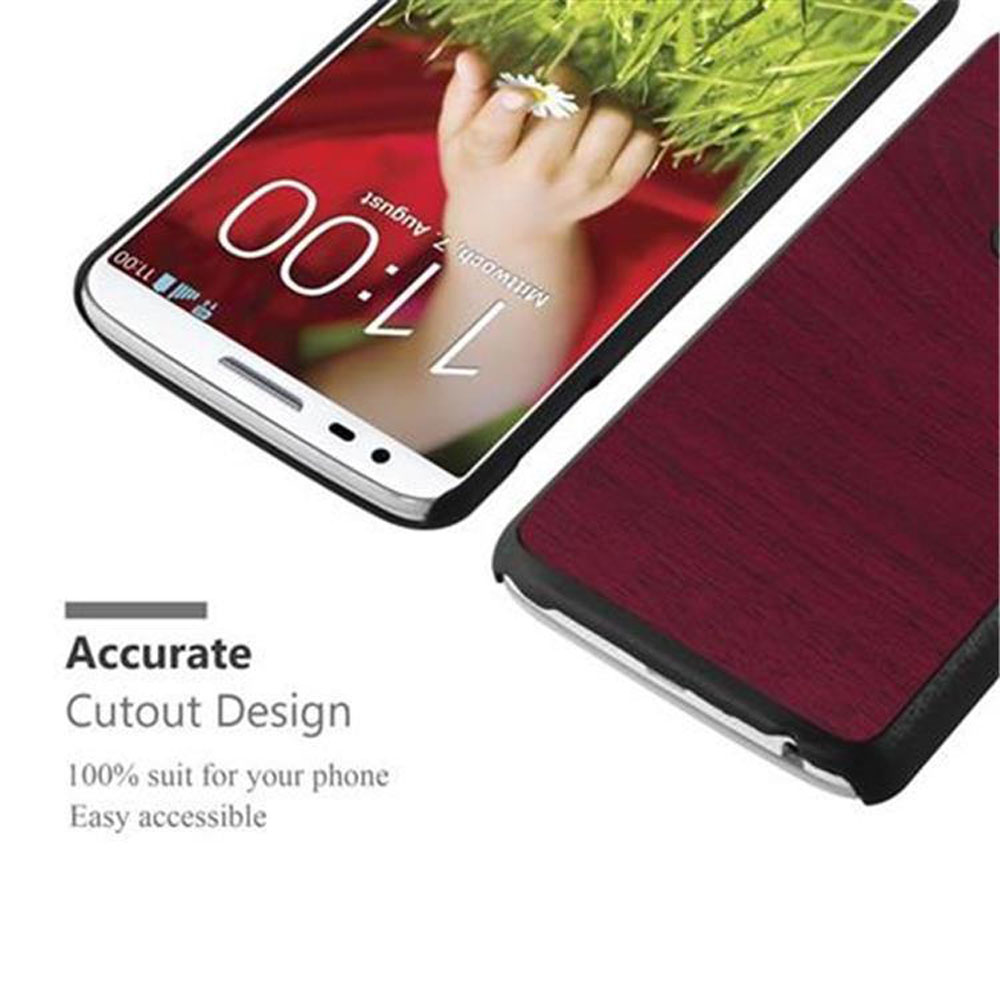Uno smartphone con una custodia effetto legno rossa riposa accanto.