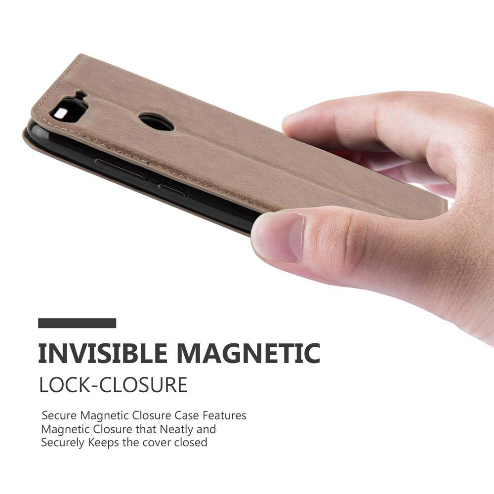 Custodia per telefono marrone con chiusura magnetica, tenuta da una mano.