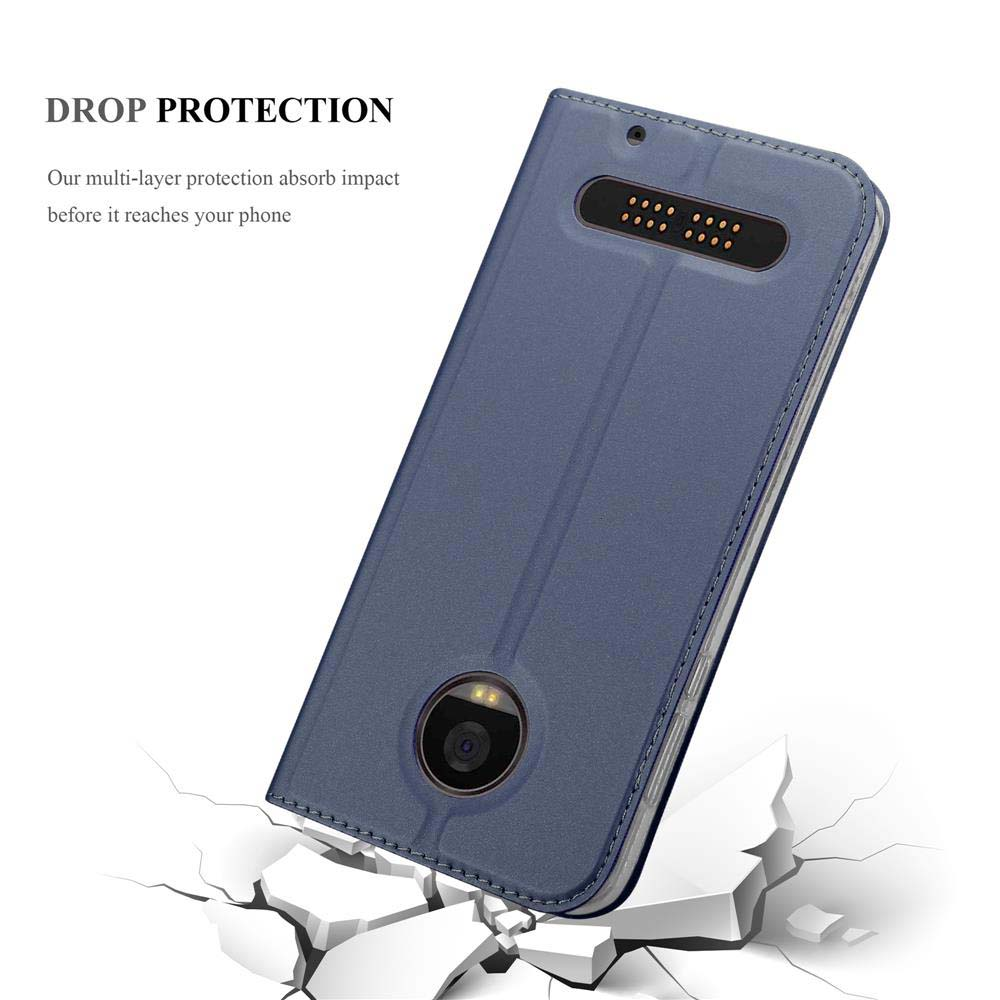 Funda de teléfono azul con agujero para cámara, sobre suelo agrietado.