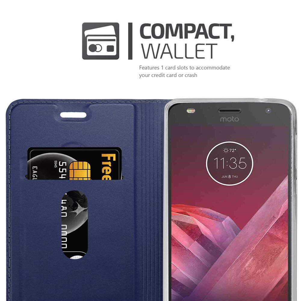 Una funda tipo cartera azul con tarjeta de crédito y teléfono mostrando las 11:35.