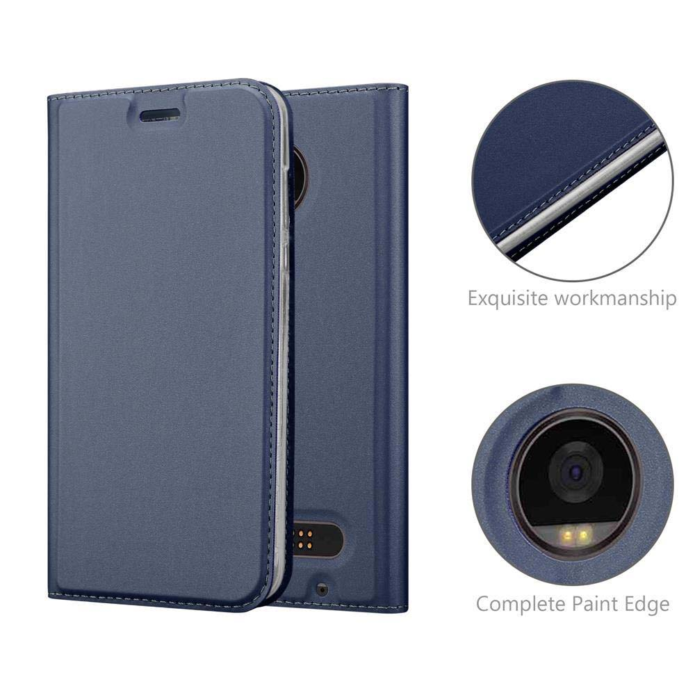 Funda de teléfono azul con primer plano de costuras y cámara.