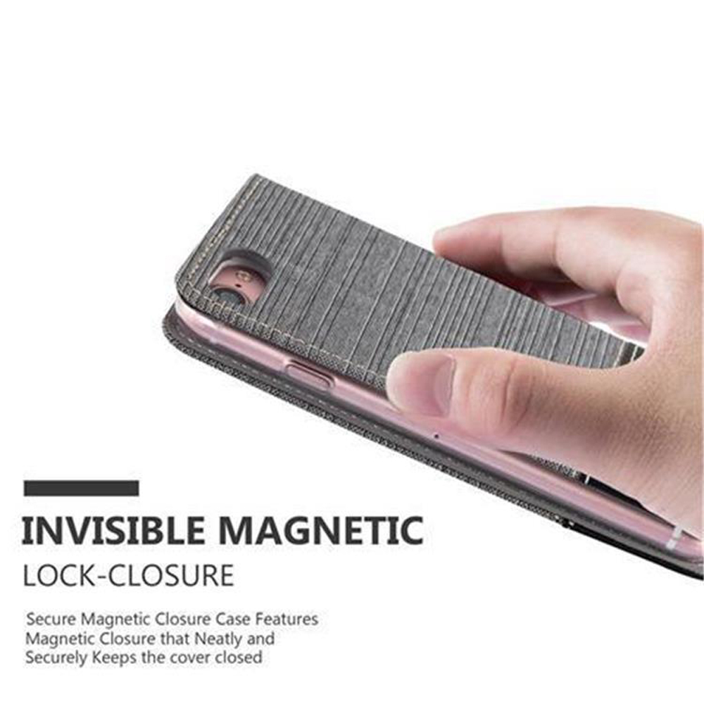 Custodia grigia per telefono con chiusura magnetica tenuta da una mano.