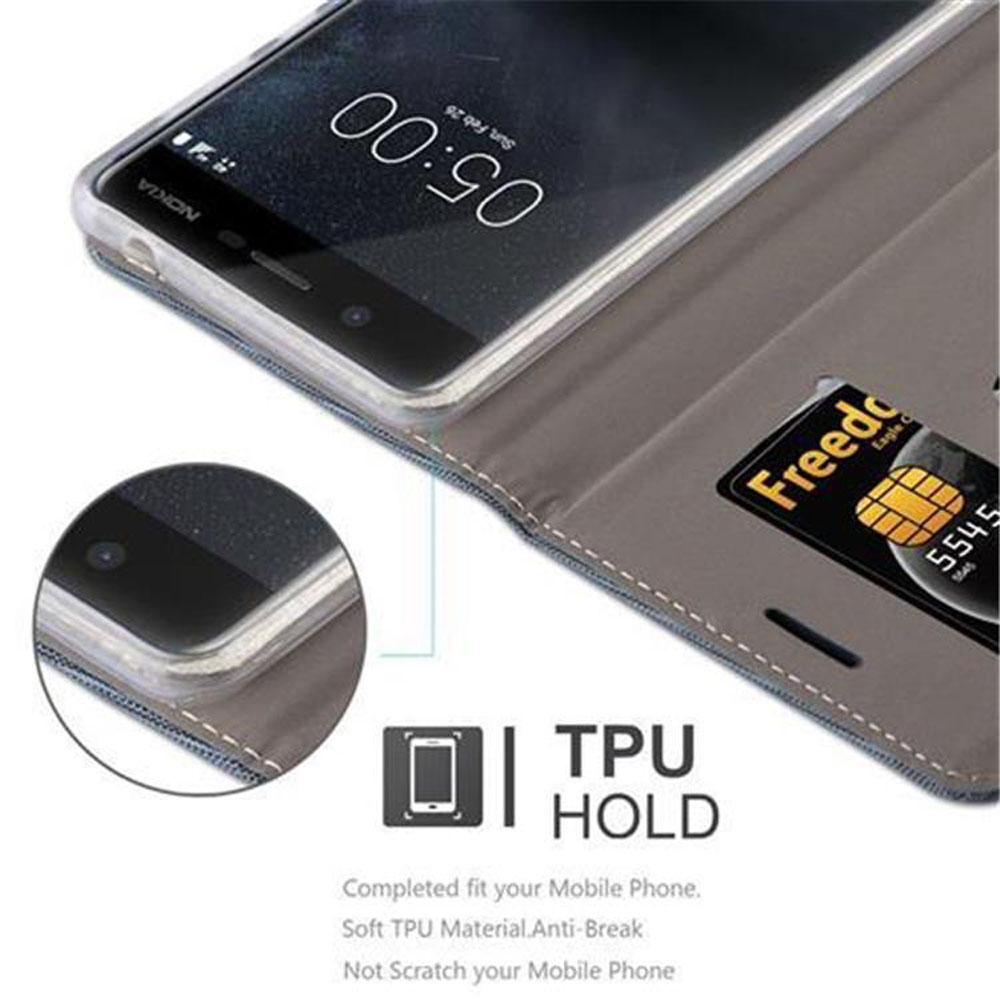 Un telefono in una custodia a portafoglio con una carta di credito.
