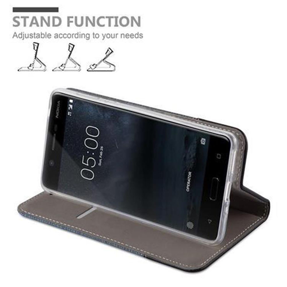 Uno smartphone in una custodia grigio-blu che funge da supporto.