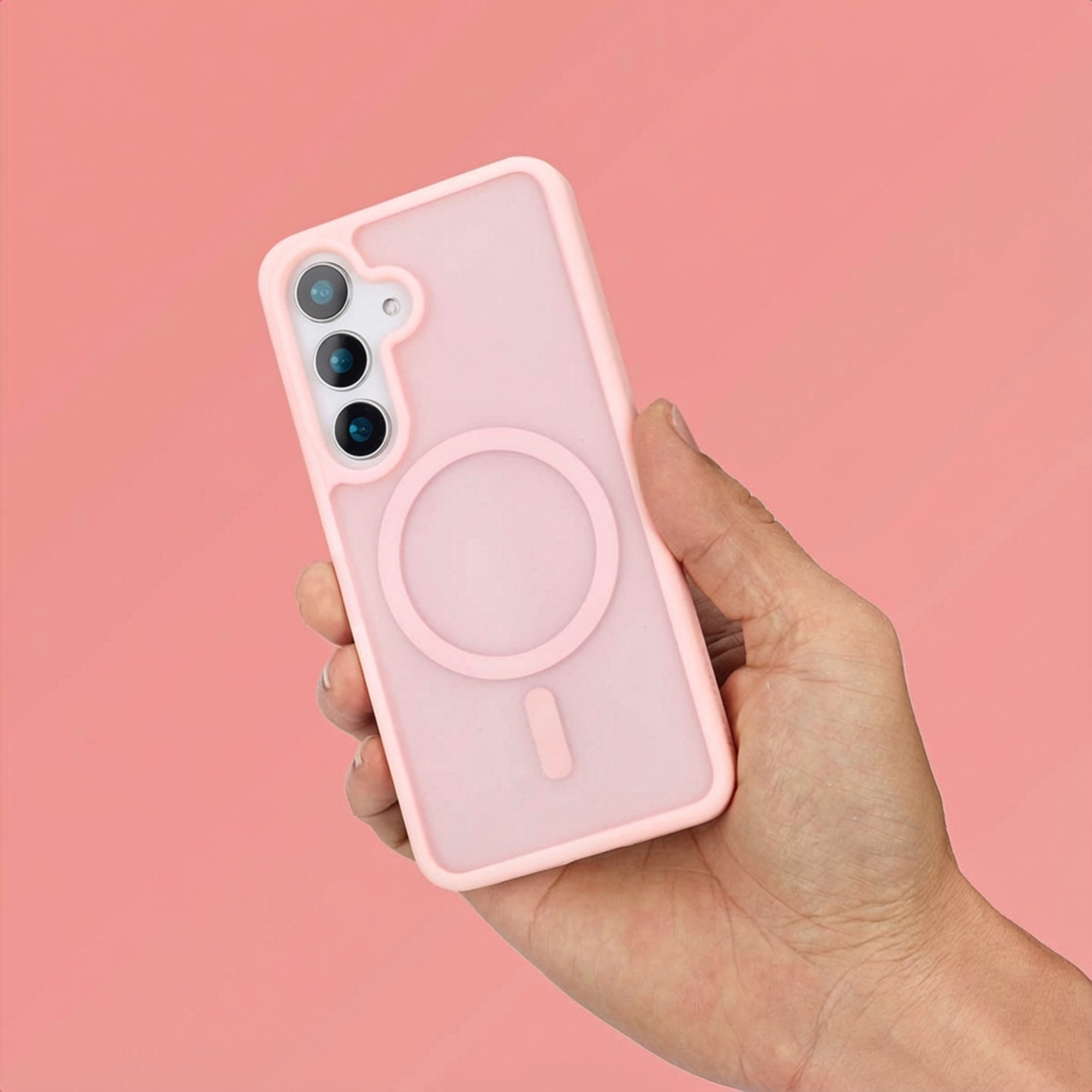 Una mano tiene una cover rosa chiaro per telefono con motivo a cerchio e linea.