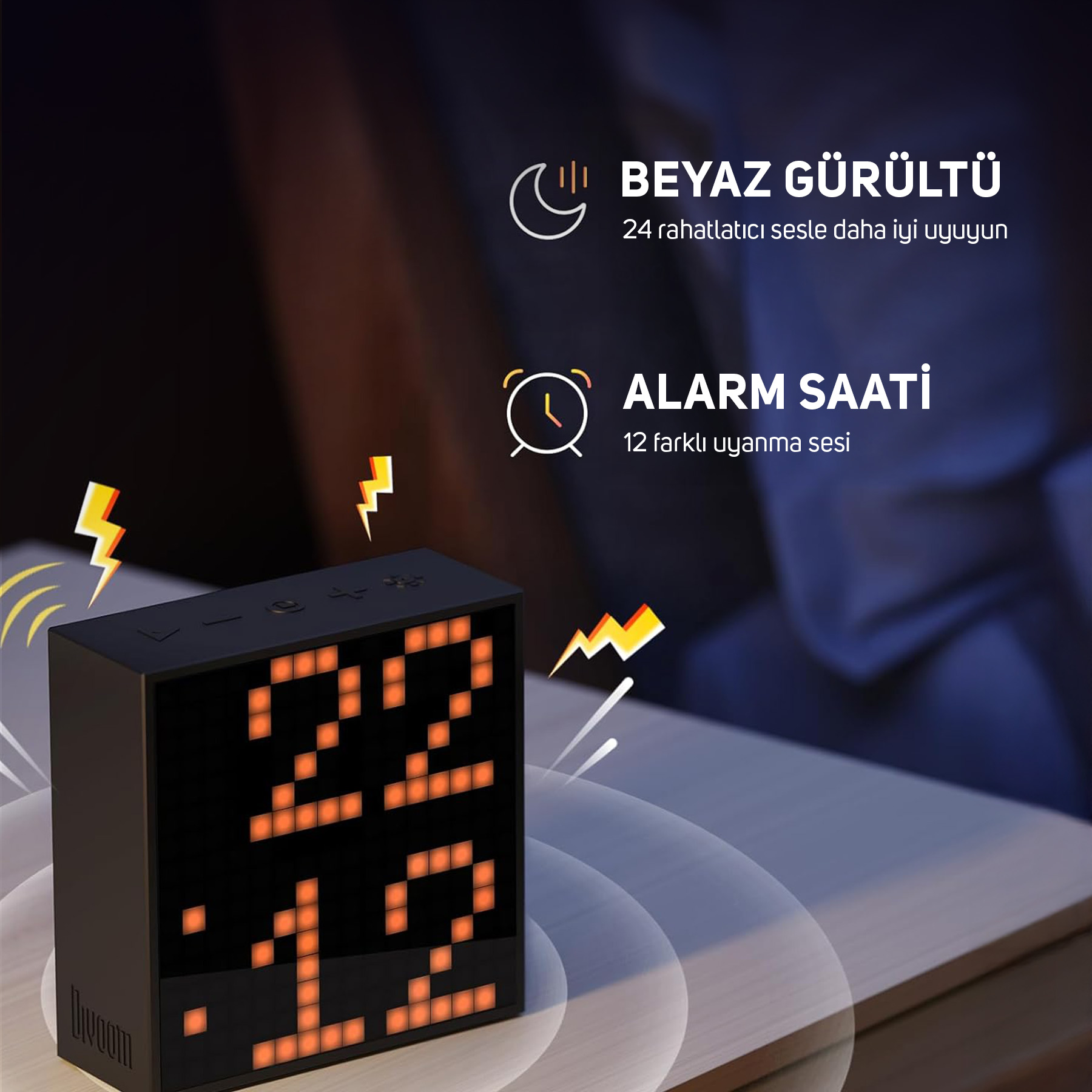 Czarny zegar cyfrowy pokazuje 22:12. Symbole błyskawic są wokół niego.