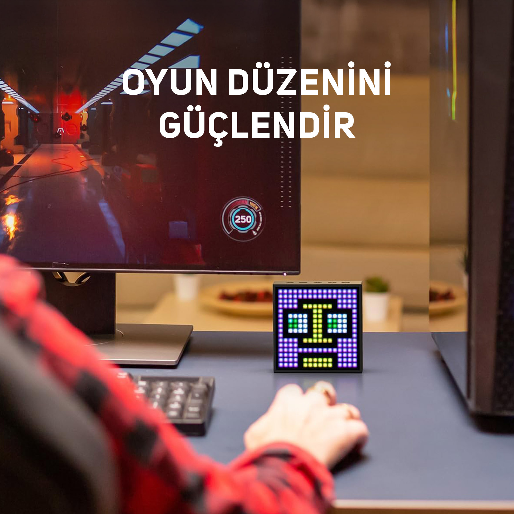 Osoba gra w grę wideo na komputerze. Mały ekran pikselowy pokazuje twarz.