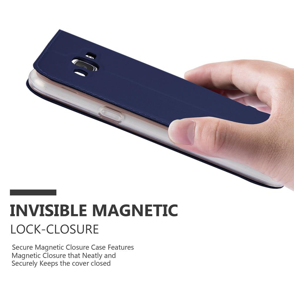 Una mano sostiene una funda de teléfono azul marino con cierre magnético.