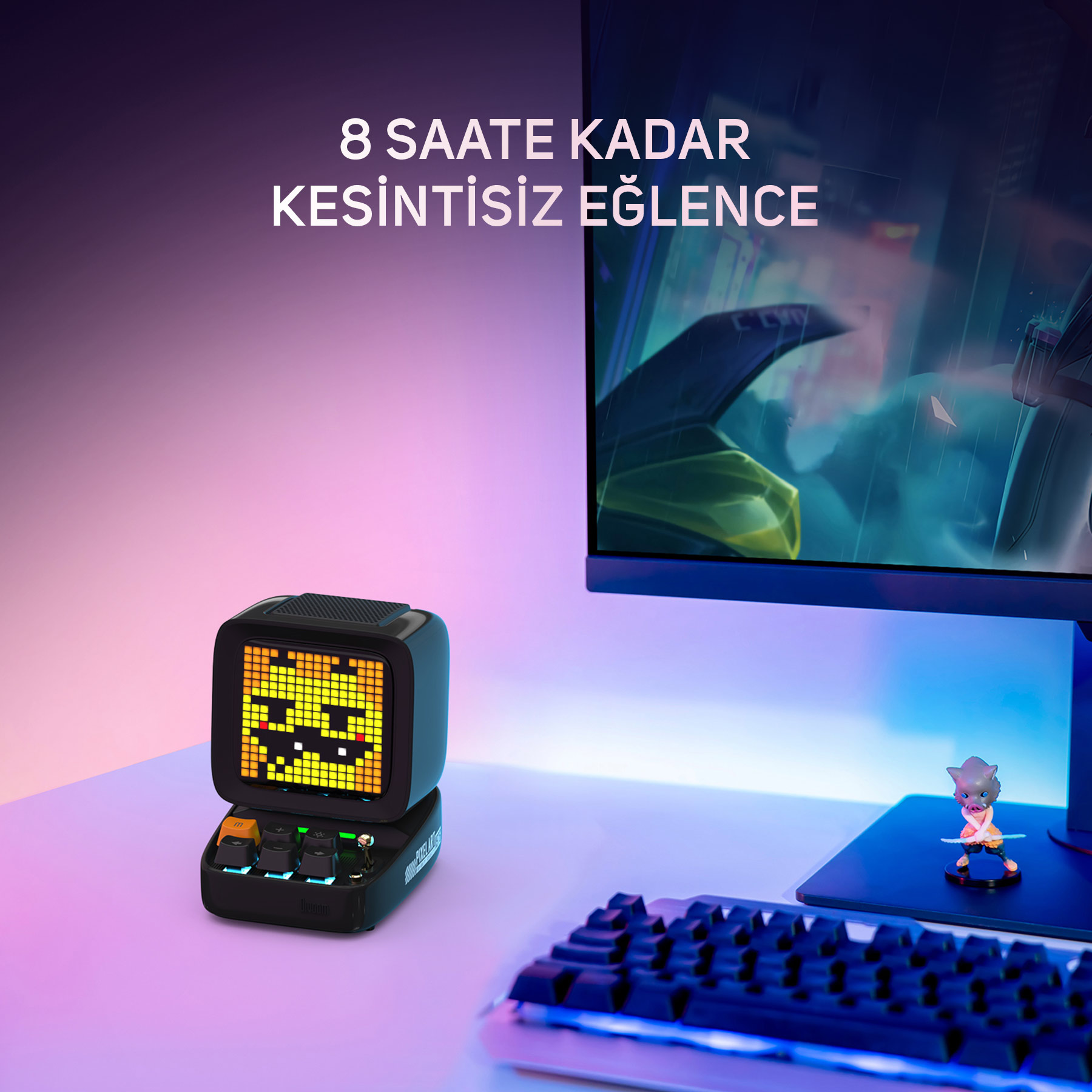 Piksel yüzlü küçük siyah bir hoparlör, klavye ve monitörün yanında masada duruyor.
