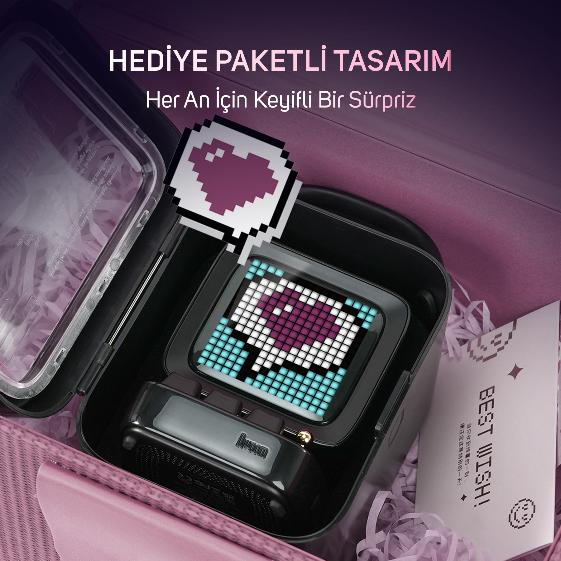 Hediye kutusunda piksel kalp ekranlı siyah hoparlör.