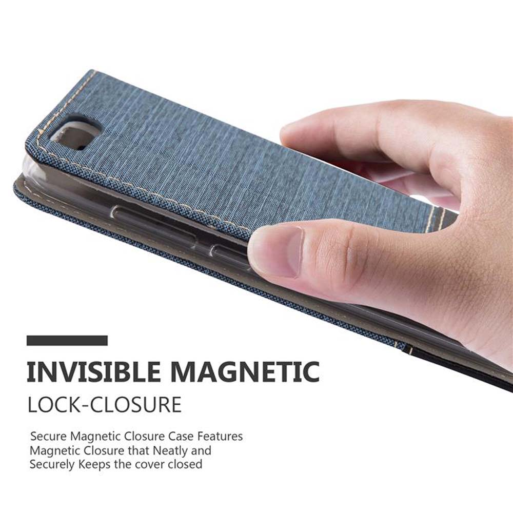 Mano che tiene una custodia per telefono in tessuto blu con chiusura magnetica invisibile.