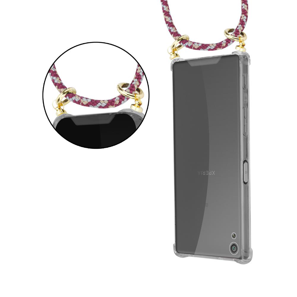 Transparentes Handyhülle mit Lanyard und goldenen Beschlägen, nahaufnahme.