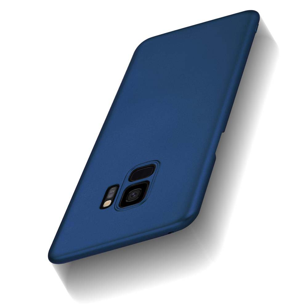 Eine dunkelblaue Handyhülle liegt auf weißem Hintergrund.
