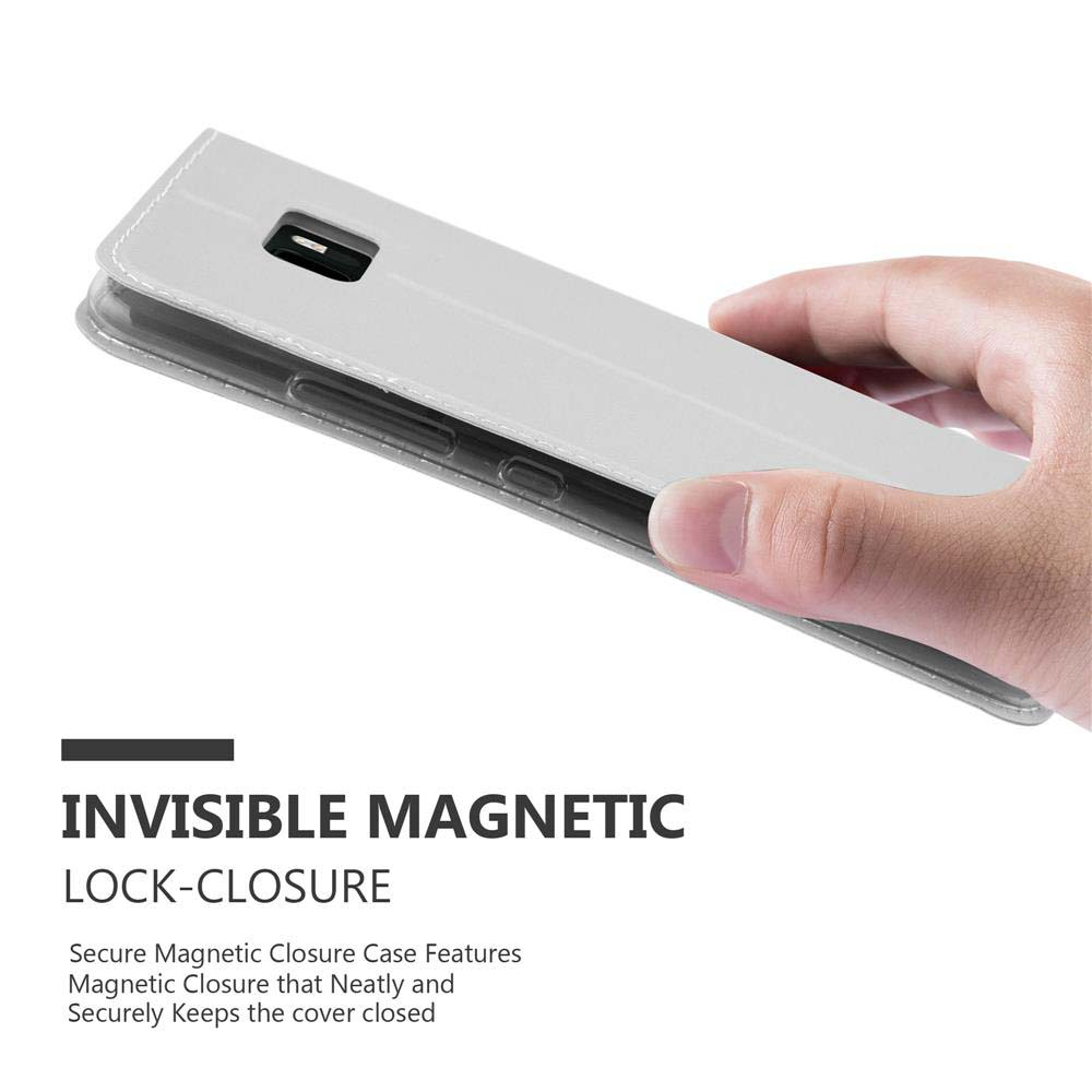 Una mano tiene un telefono bianco con chiusura magnetica.