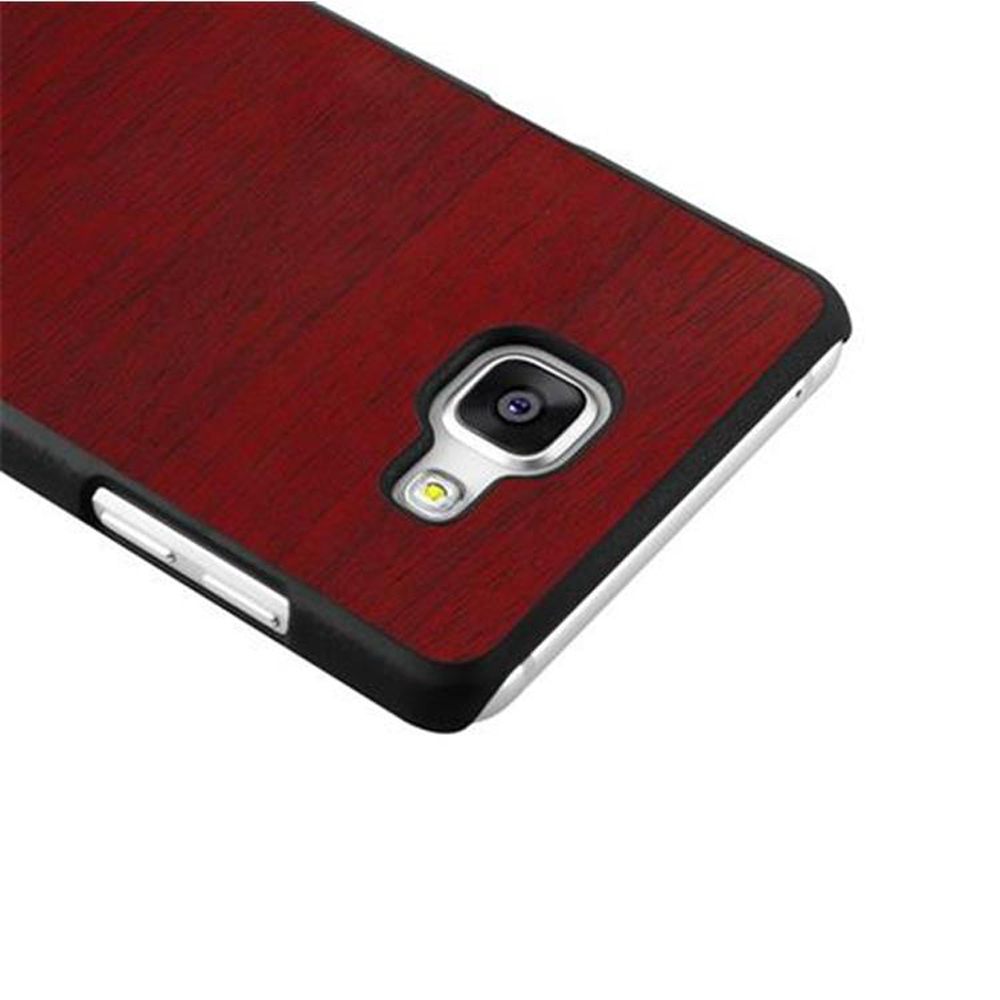 Parte trasera de un smartphone con veta de madera marrón rojiza, cámara y flash.