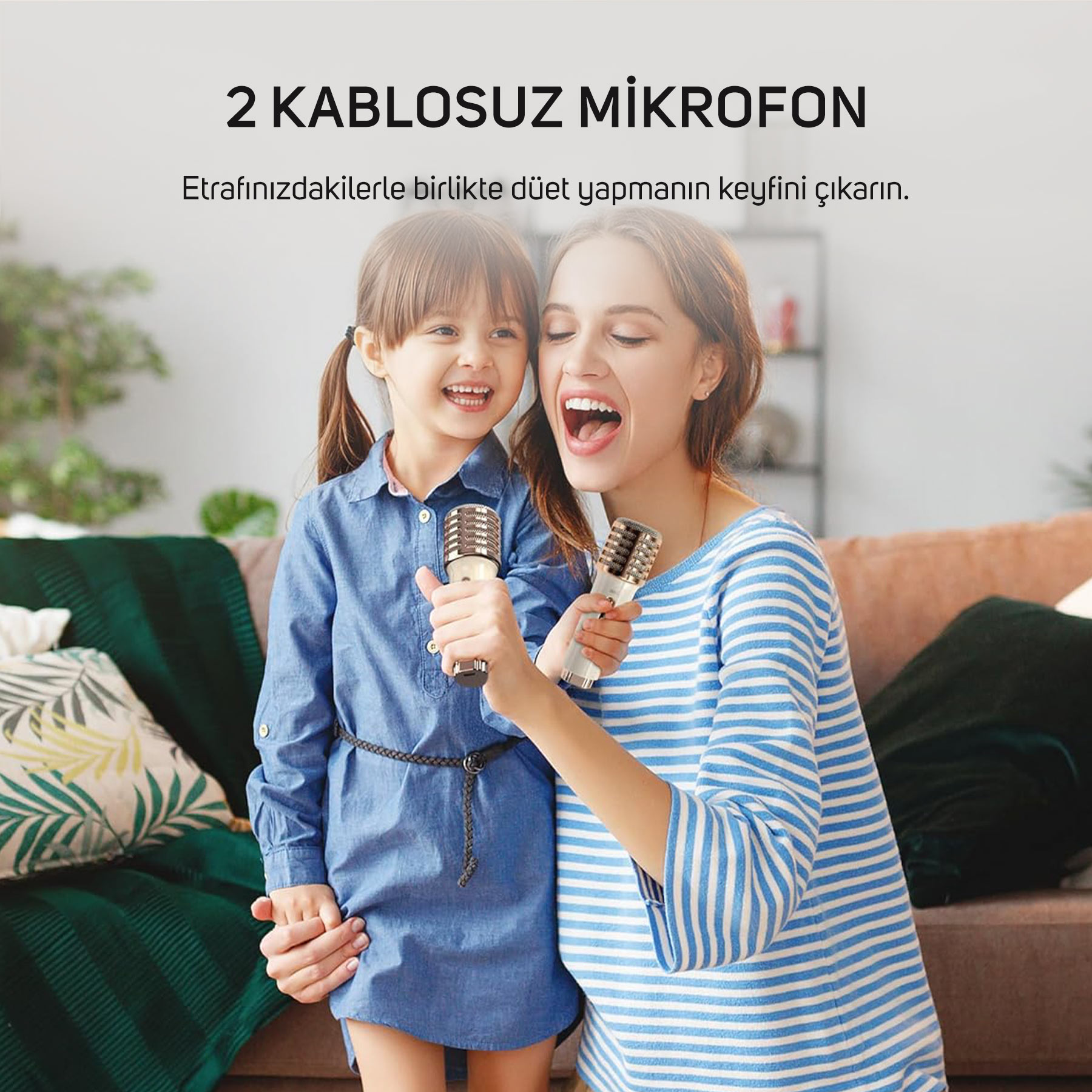Anne ve çocuk, oturma odasında mikrofonlarla şarkı söylüyor.