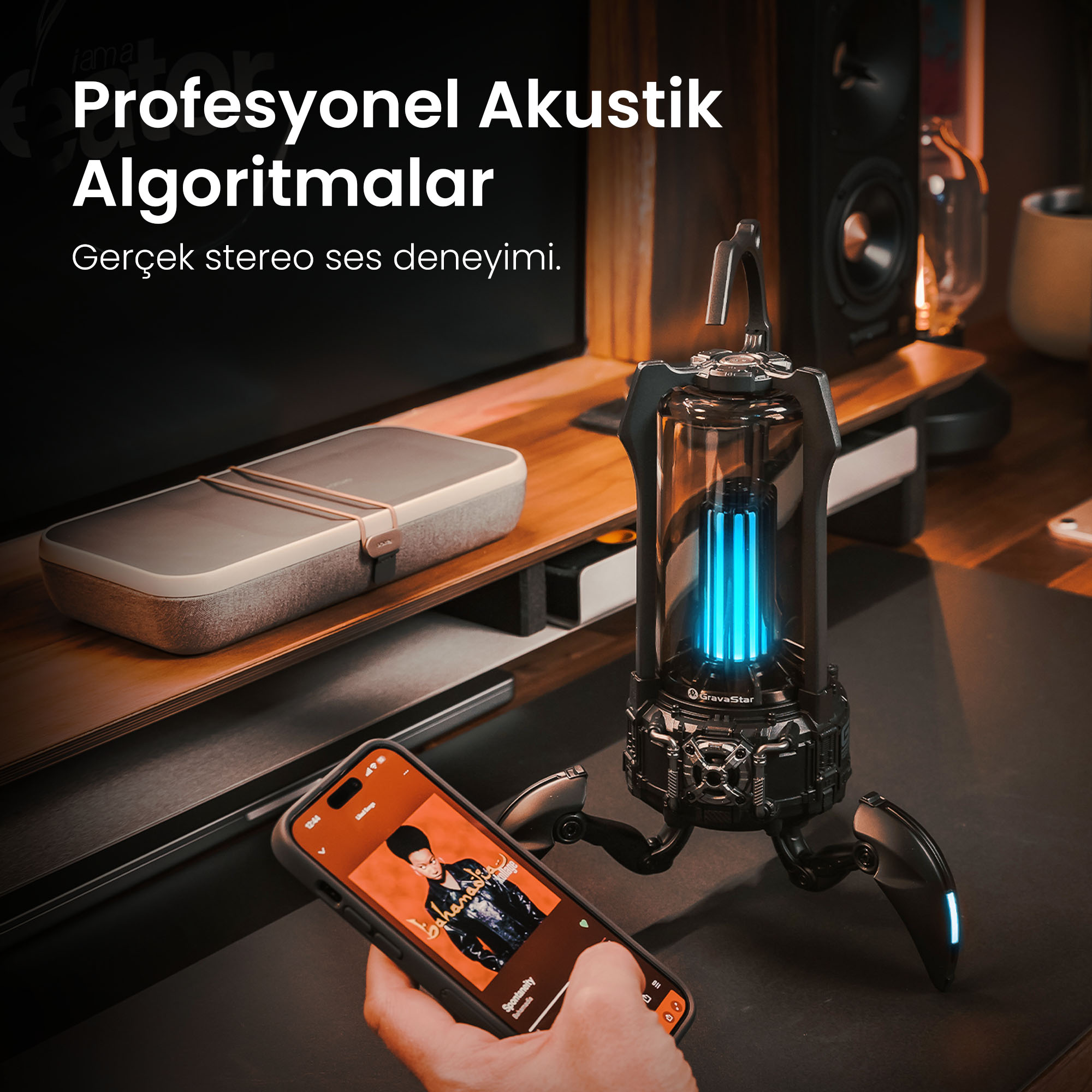 Smartfon wyświetla muzykę obok głośnika i lampki nocnej.