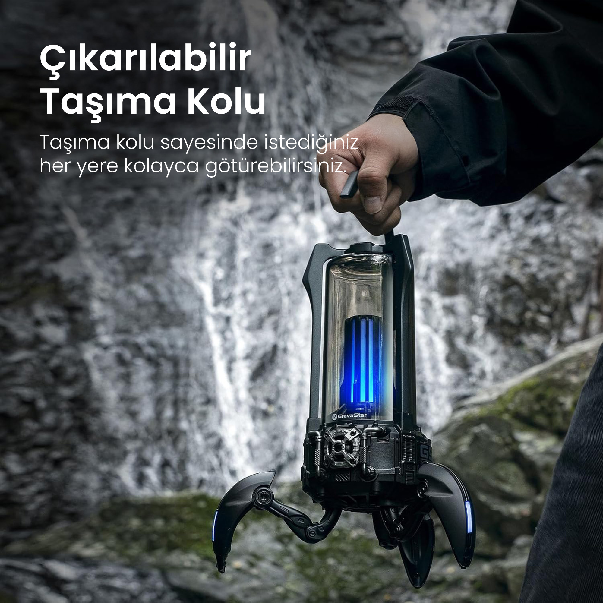 Ręka trzyma latarnię z niebieskim światłem na zewnątrz.