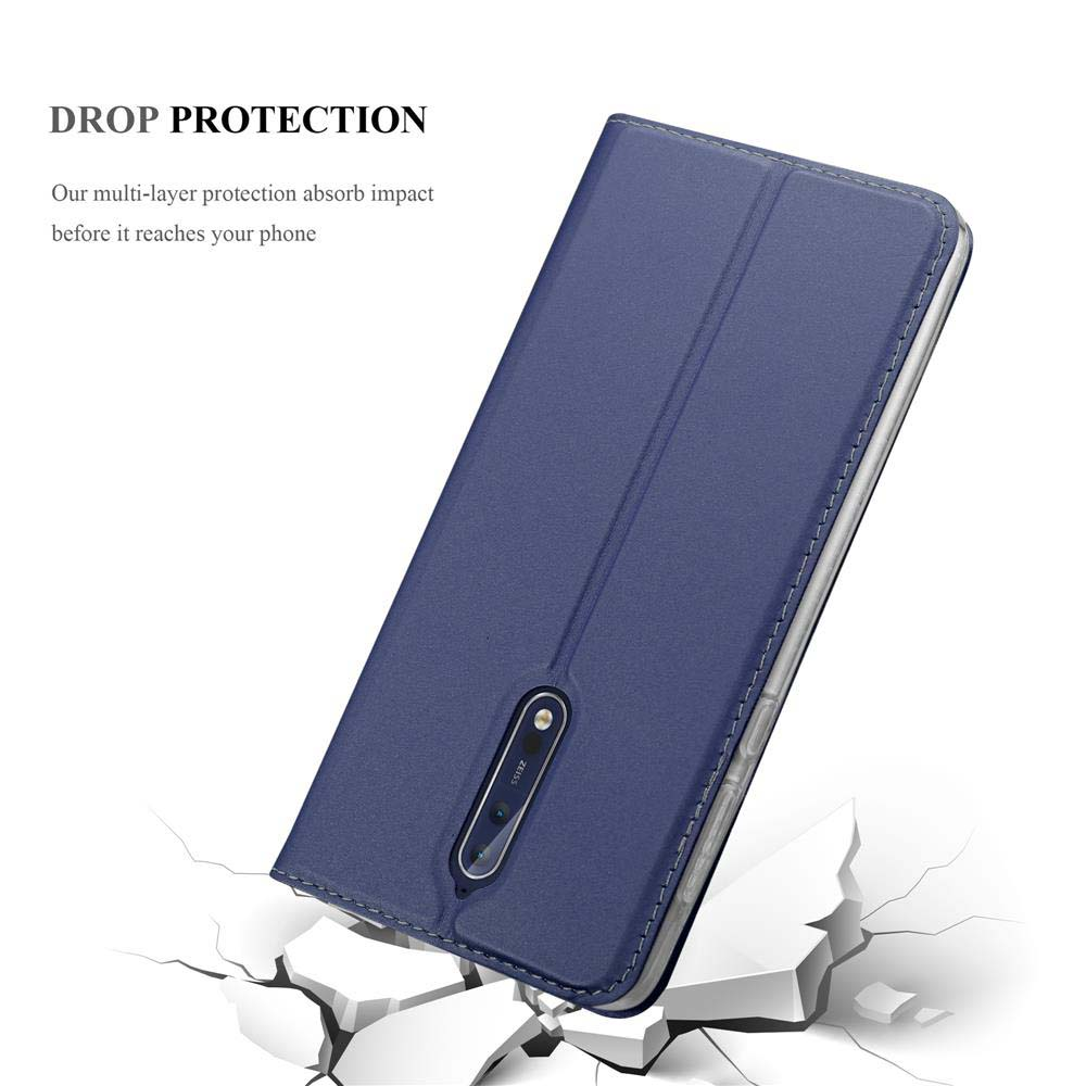 Custodia blu per telefono con apertura fotocamera ZEISS su terreno crepato.