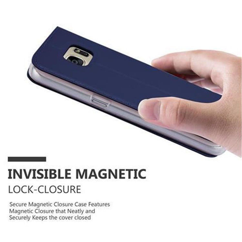 Una mano tiene una custodia per telefono blu scuro con chiusura magnetica.