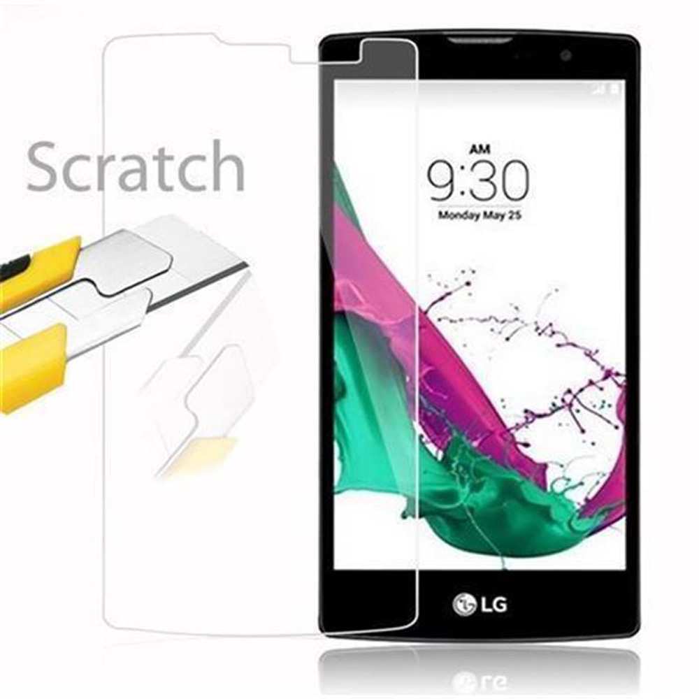 Viene mostrata una protezione per lo schermo di un telefono LG accanto a un taglierino.