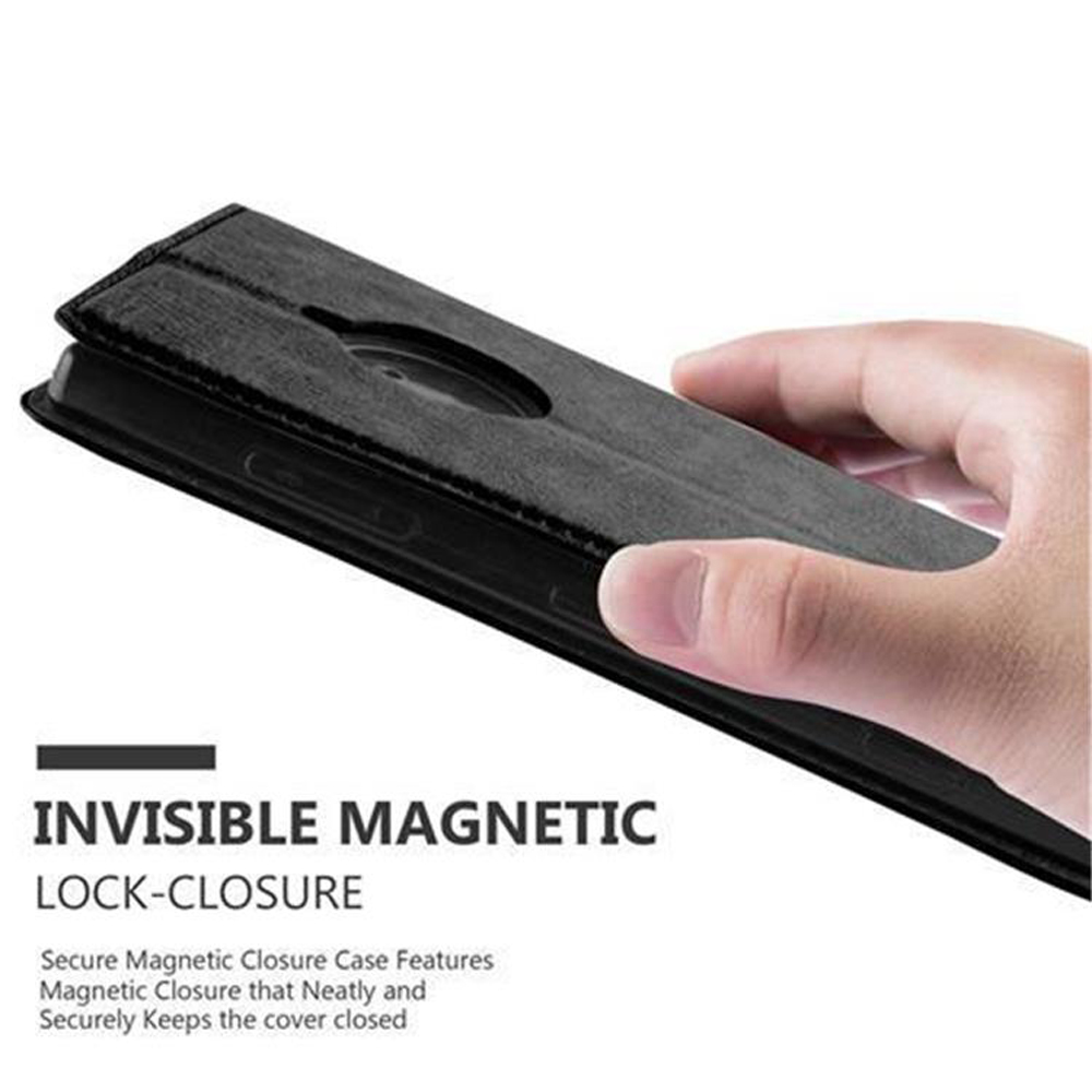 Eine Hand hält eine schwarze Handyhülle mit magnetischem Verschluss.