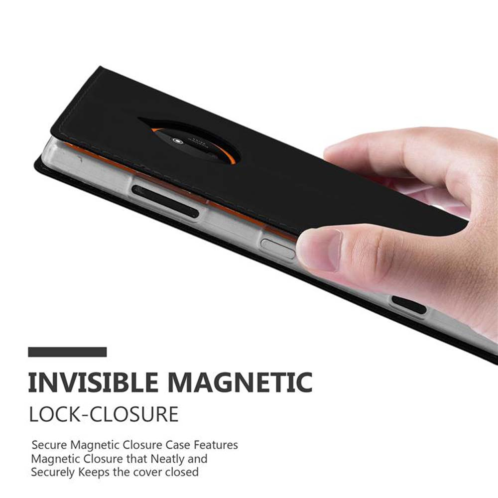 Una custodia nera per telefono con chiusura magnetica è tenuta da una mano.