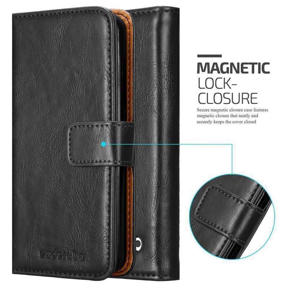 Custodia in pelle nera con chiusura magnetica, mostra dettagli di cuciture e fodera interna marrone.