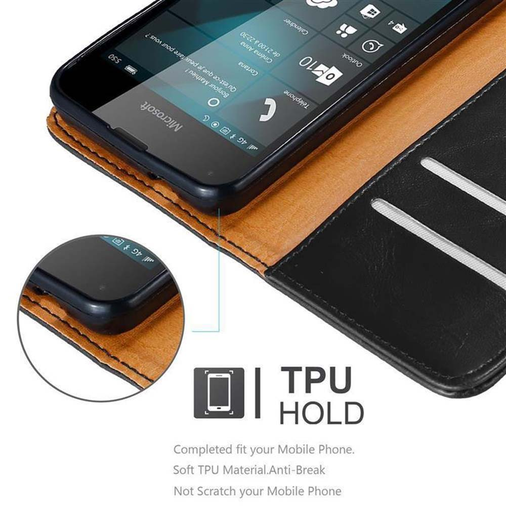 Uno smartphone in una custodia marrone e nera, lo schermo mostra notifiche.
