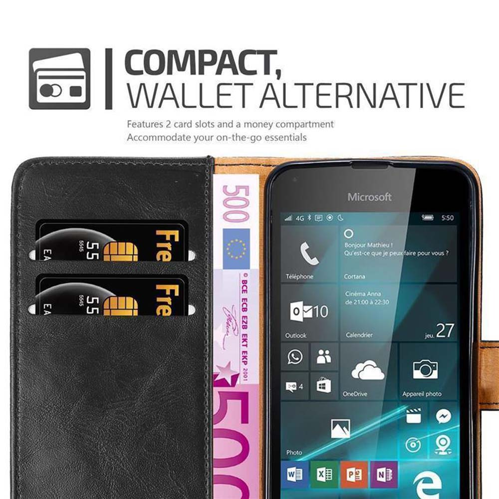 Una custodia a portafoglio nera con due slot per carte, contanti e uno smartphone.