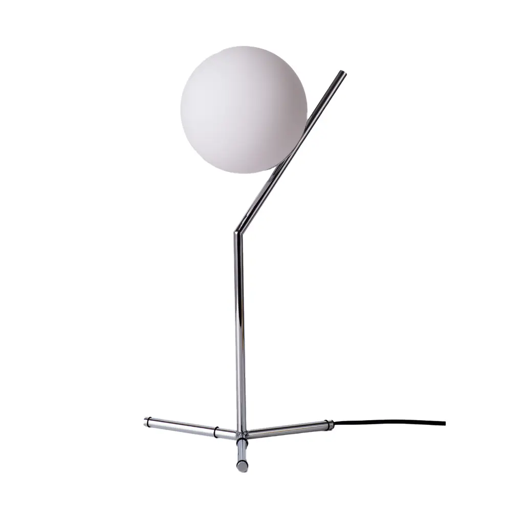 Lámpara de pie moderna con esfera blanca redonda y pie metálico elegante.
