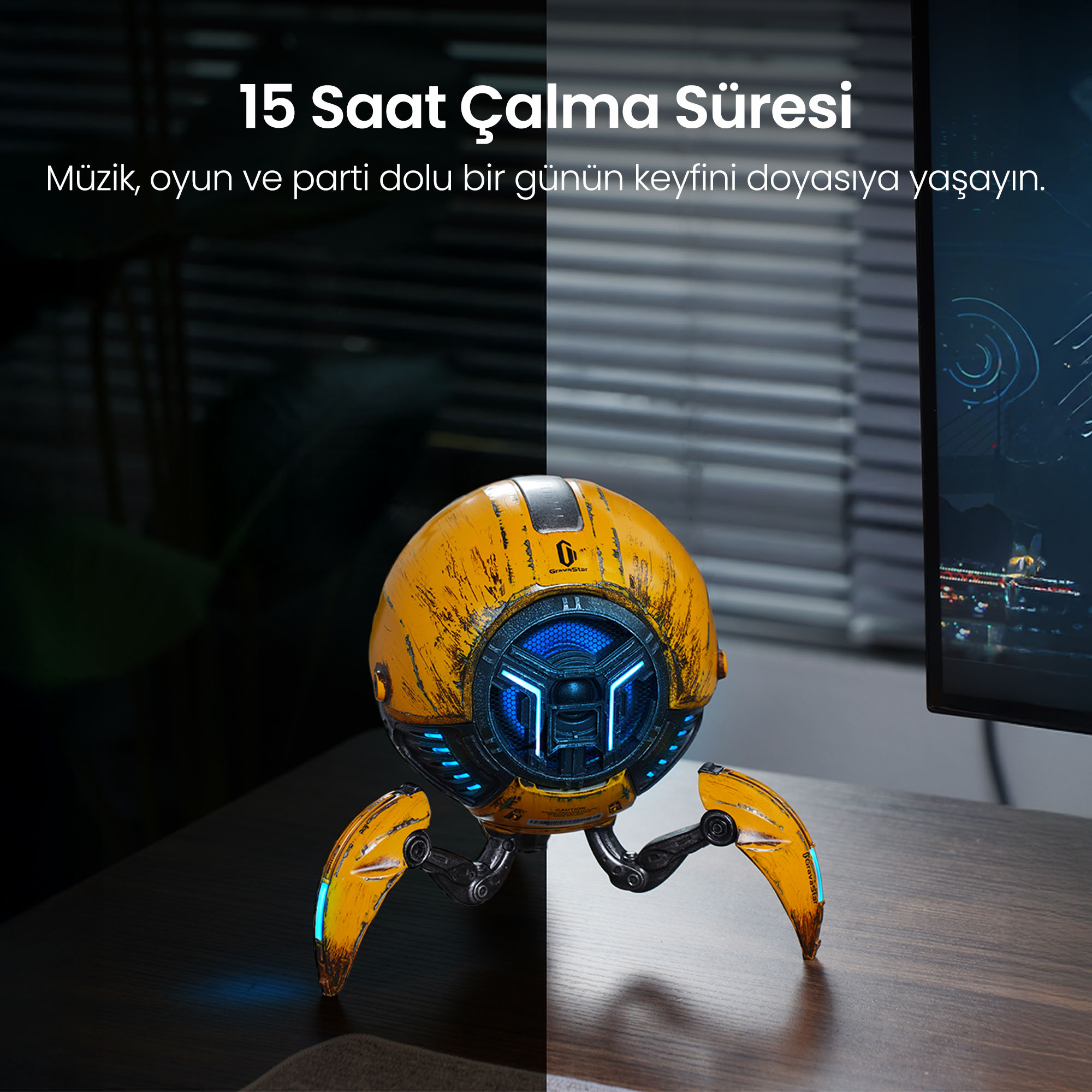 Ahşap masada mavi ışıklı sarı robot hoparlör.