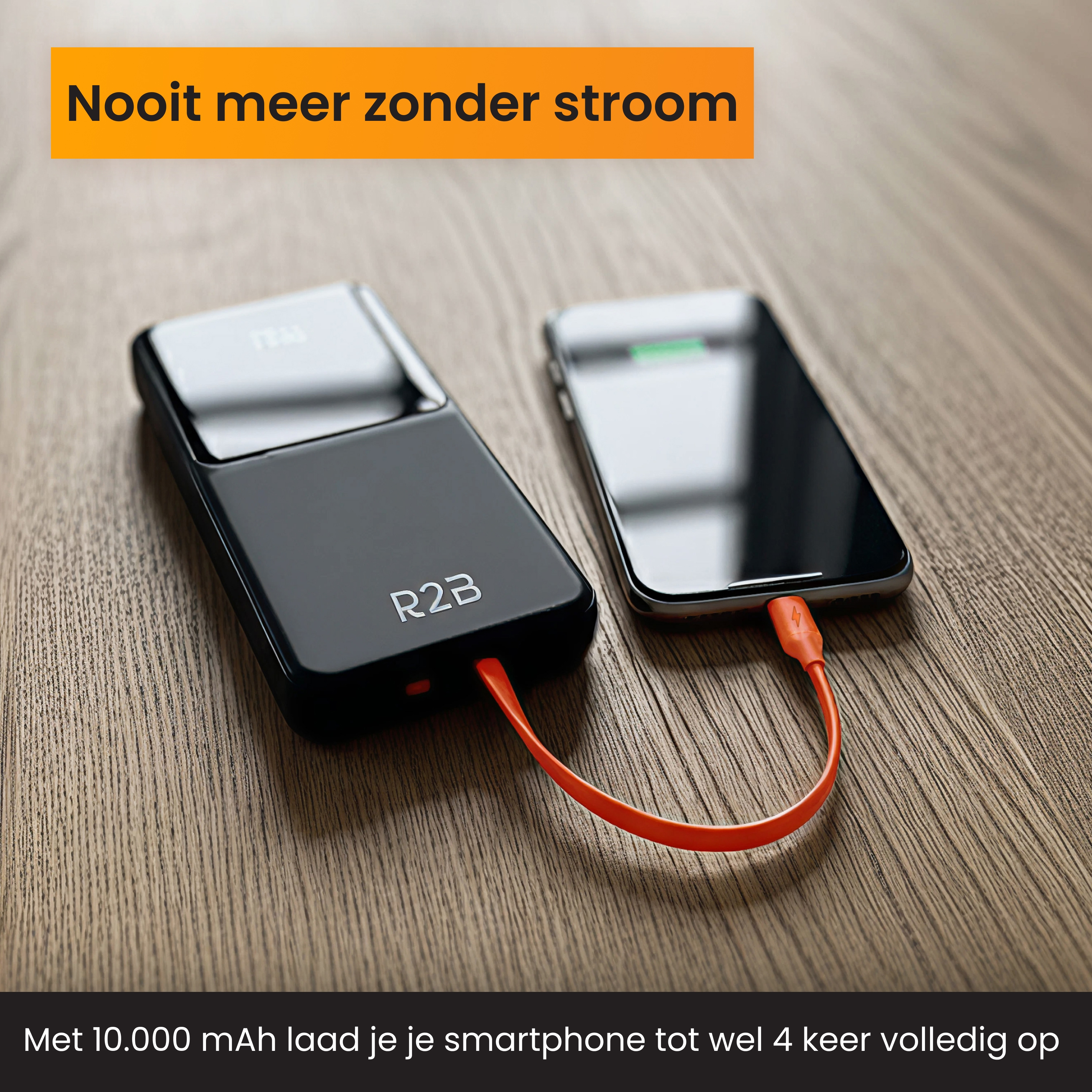 Een zwarte R2B powerbank laadt een smartphone op met een oranje kabel.