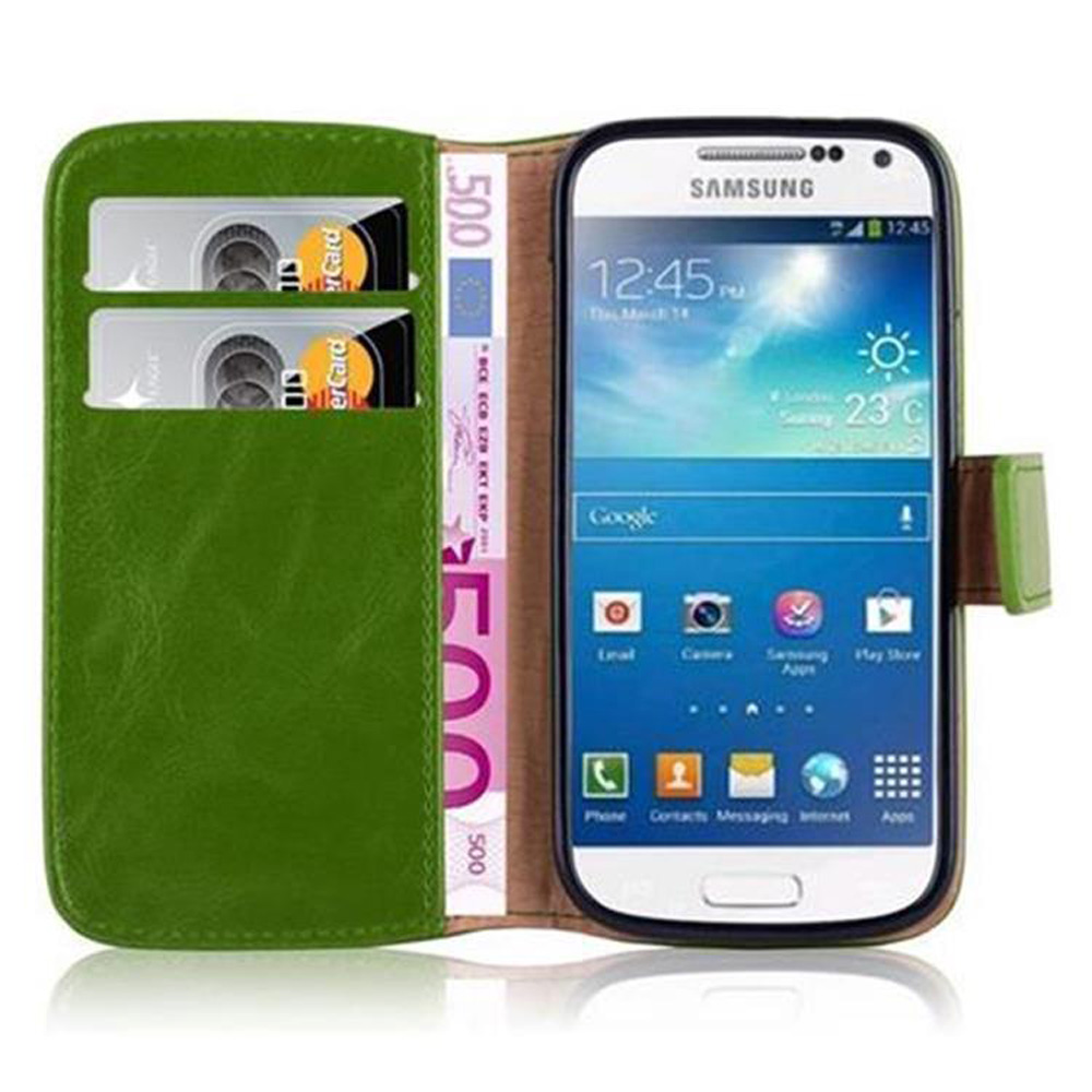 Funda verde para teléfono con billetes y tarjetas.