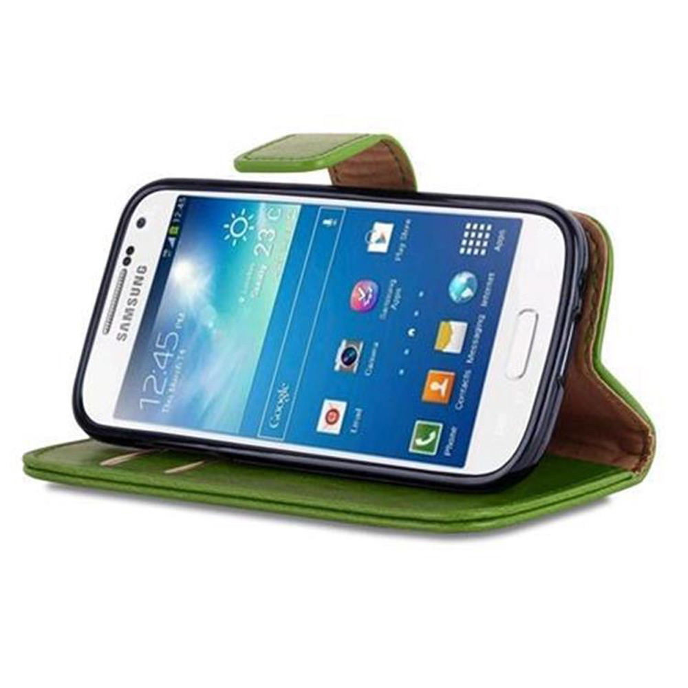 Una funda tipo libro verde con un smartphone Samsung y apps en pantalla.