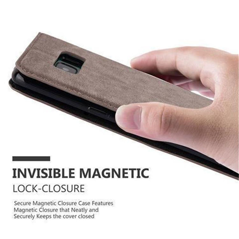 Una mano tiene una custodia marrone per telefono con chiusura magnetica.
