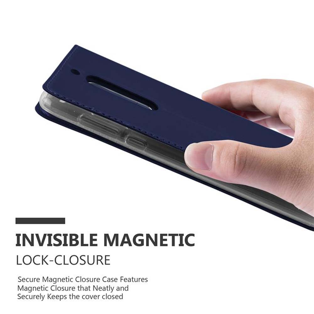 Una mano tiene una custodia per telefono blu scuro con chiusura magnetica.