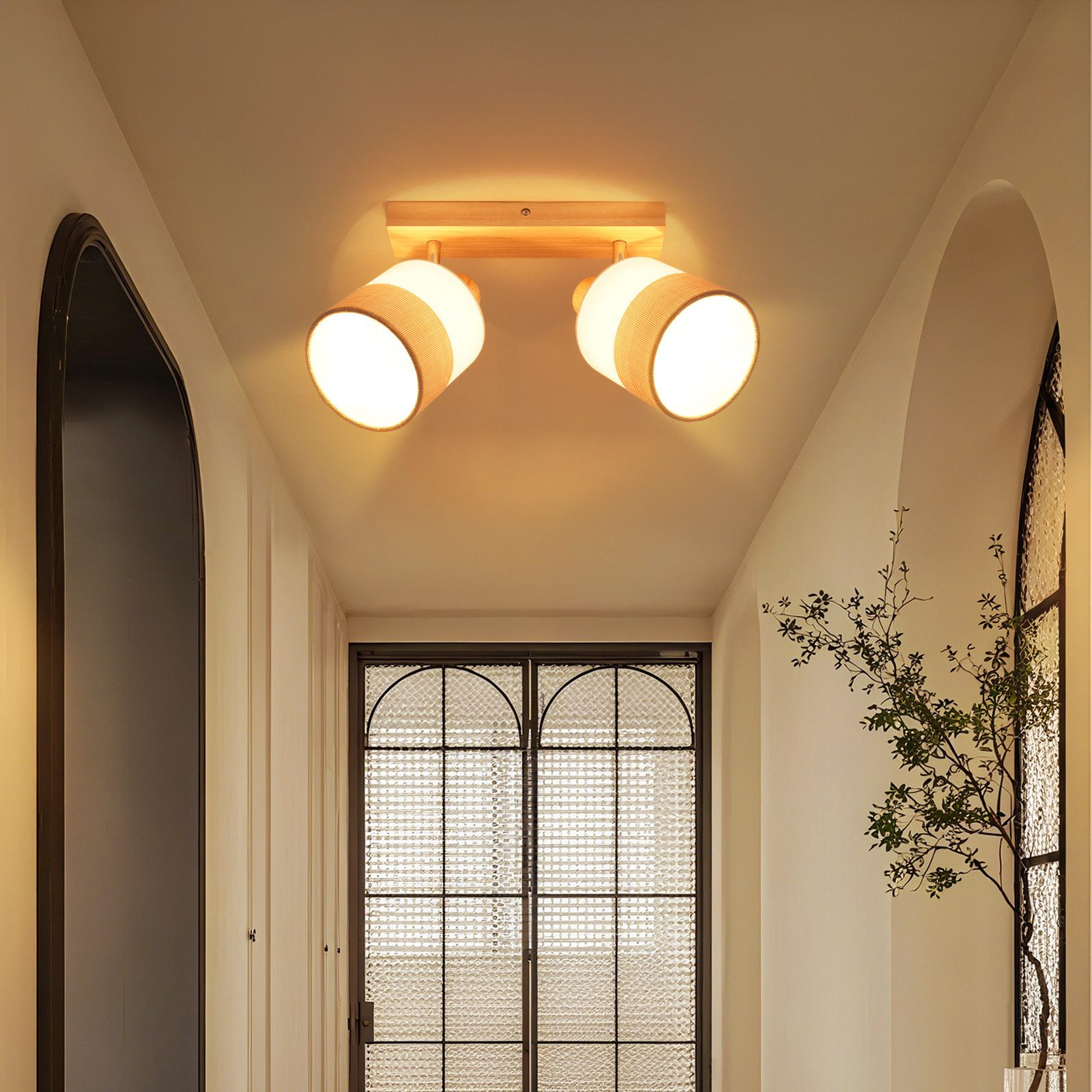 Lampada da soffitto con due basi in legno e paralumi in tessuto in un corridoio.