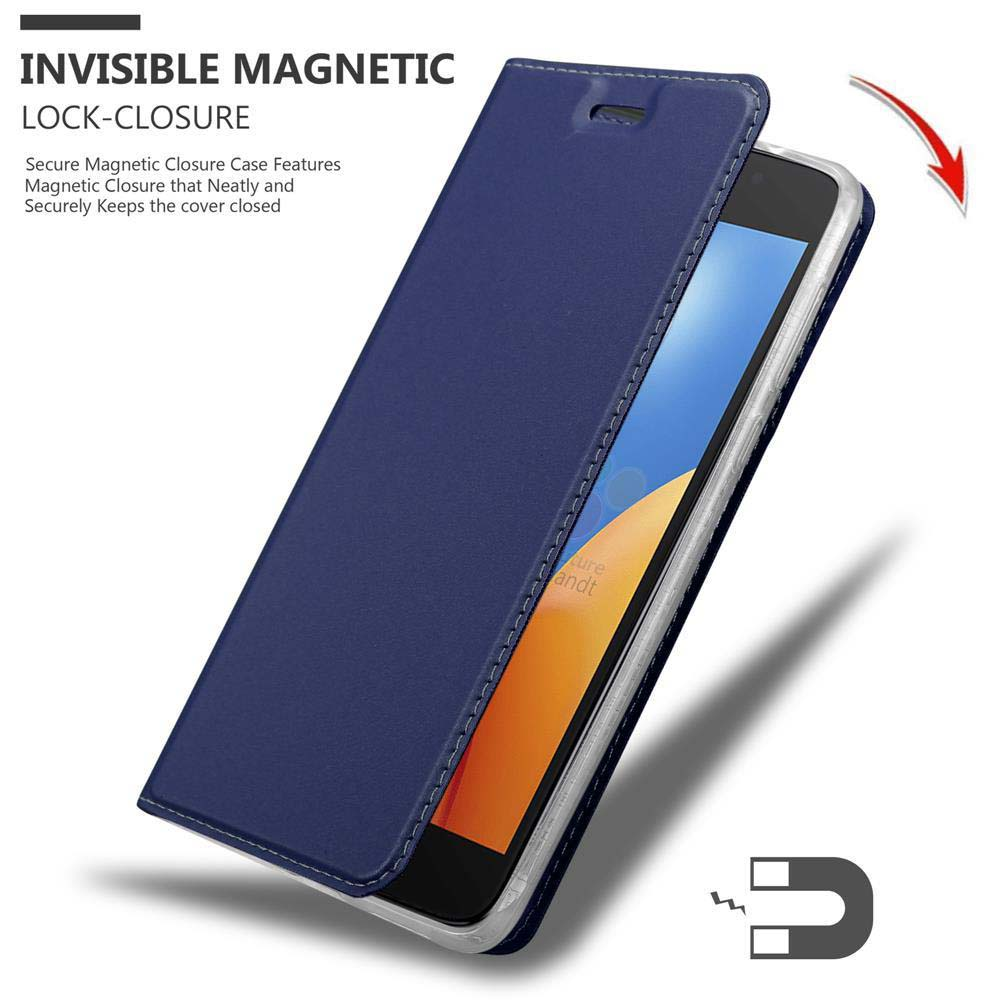 Una custodia blu scuro per telefono con chiusura magnetica giace su sfondo bianco.
