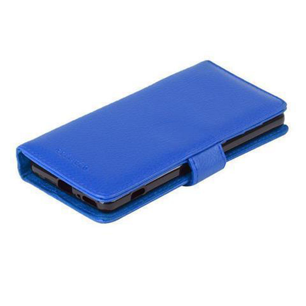 Una custodia a libro blu per cellulare poggia su sfondo bianco.