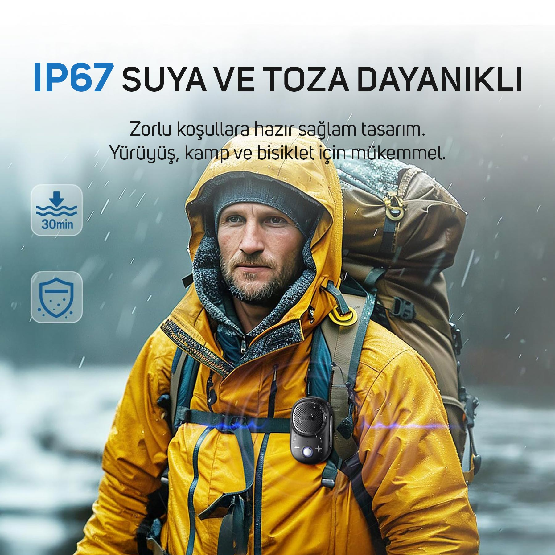 Sarı yağmurluklu ve sırt çantalı bir adam yağmurda duruyor.
