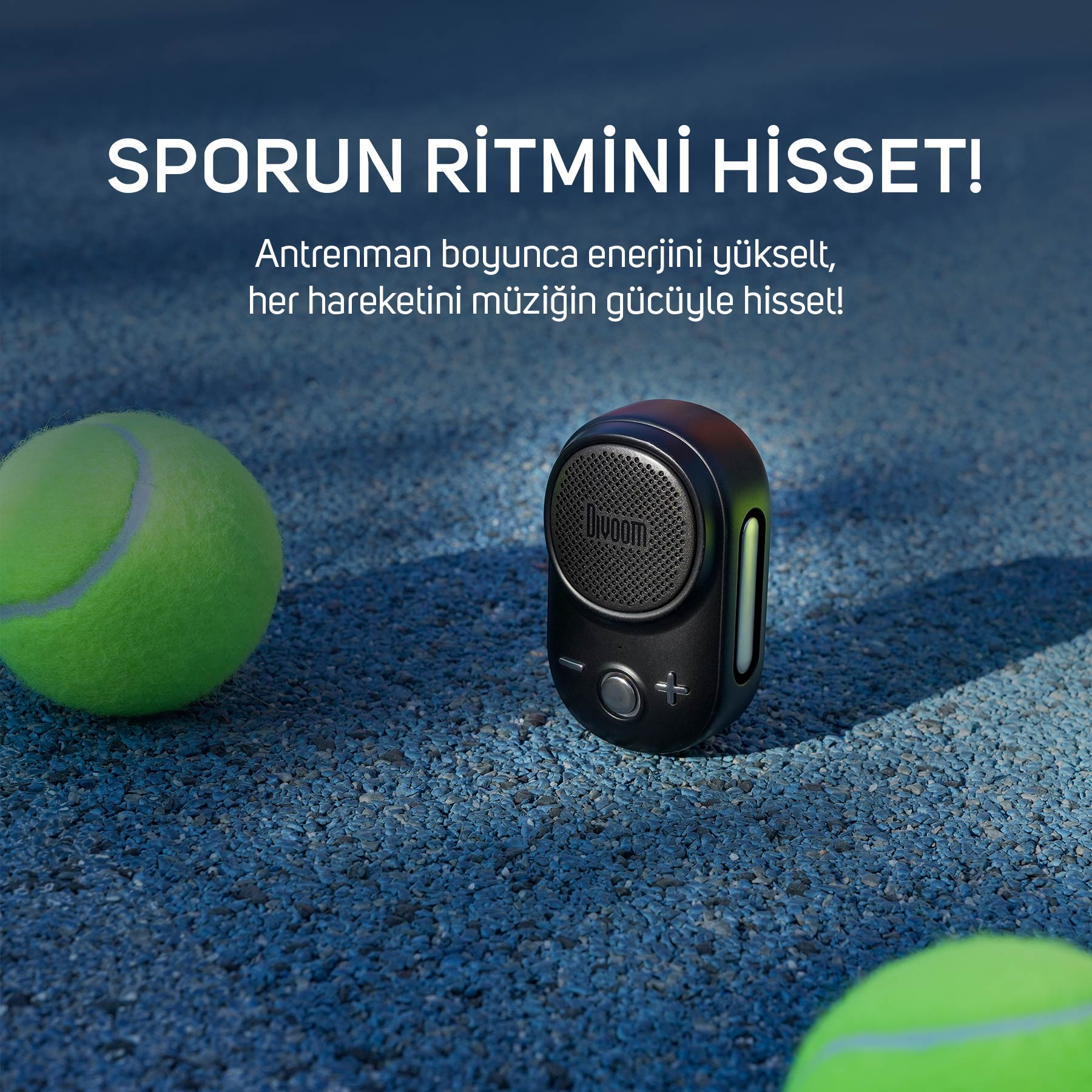 Siyah Divoom hoparlör ve mavi kortta tenis topları.