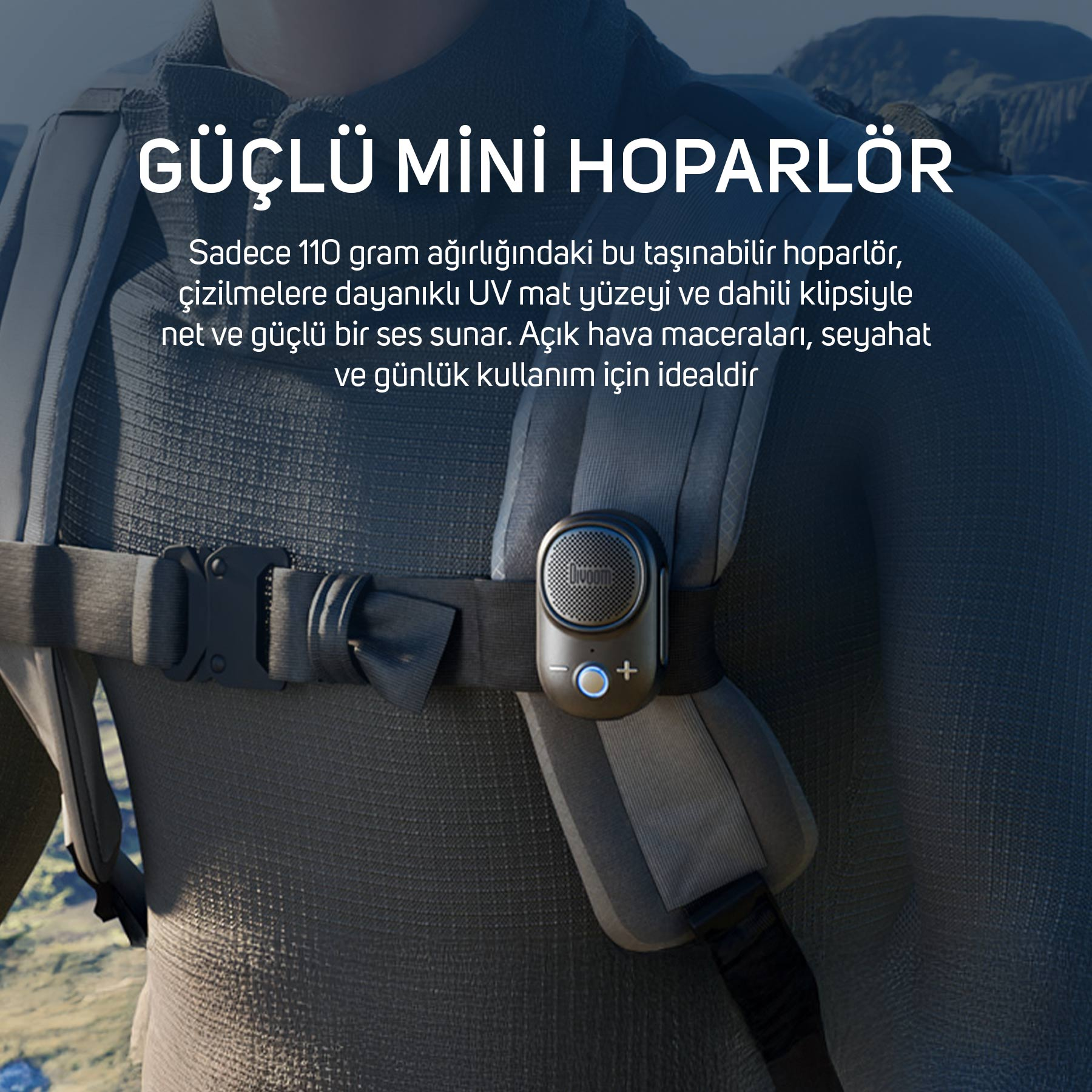 Sırt çantası askısına takılı küçük, taşınabilir hoparlör. Metin: 'Güçlü Mini Hoparlör'.