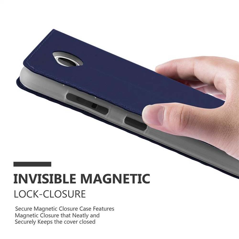 Custodia per telefono blu scuro con chiusura magnetica tenuta da una mano.