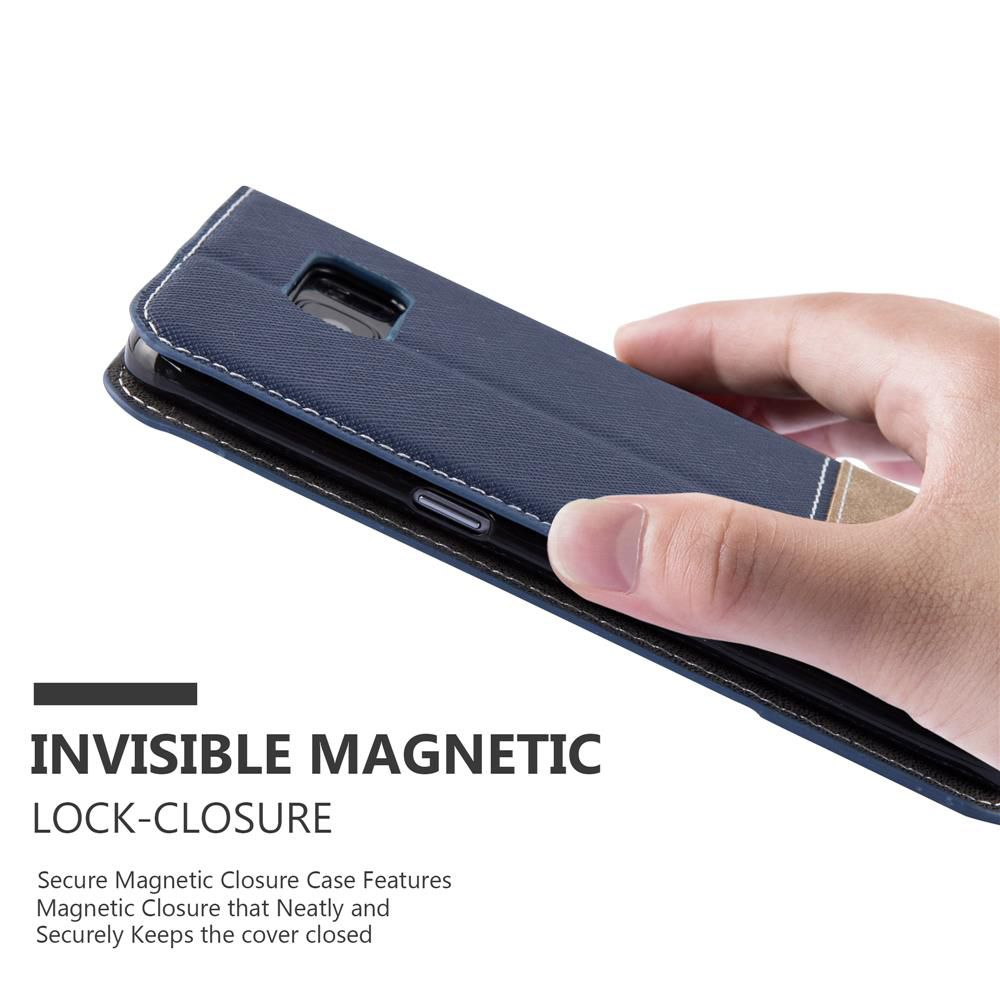 Una mano sostiene una funda de teléfono azul con cierre magnético.