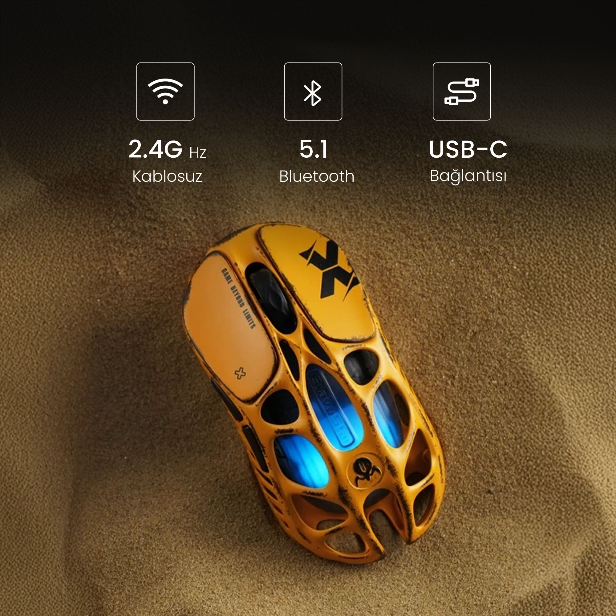 Sarı, açık tasarımlı oyuncu mouse prototipi kum üzerinde.