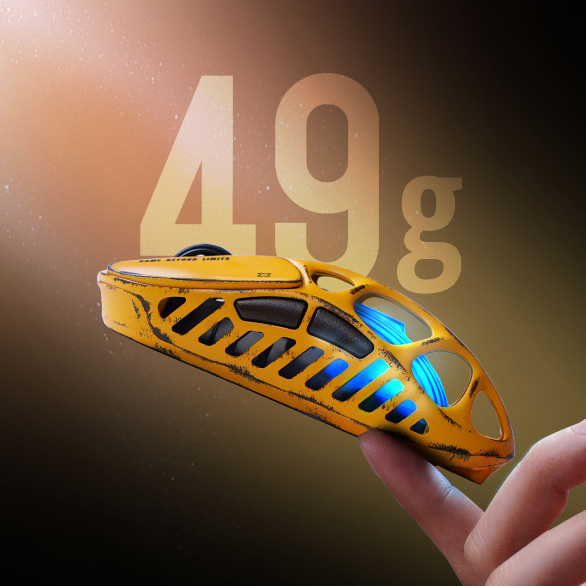 Żółty, futurystyczny prototyp myszy komputerowej z niebieskimi akcentami trzymany jest przez palec.