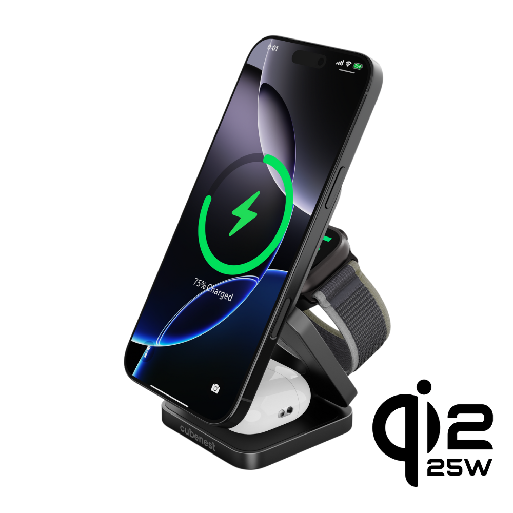 Ein schwarzes Ladegerät mit einem iPhone, einer Apple Watch und AirPods.