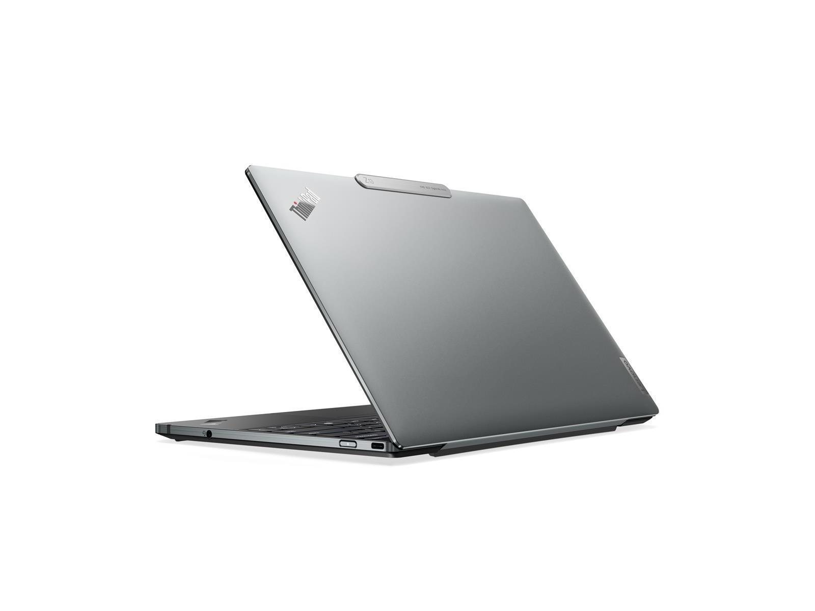 Ein silberner Laptop mit geöffnetem Bildschirm, auf weißem Hintergrund.